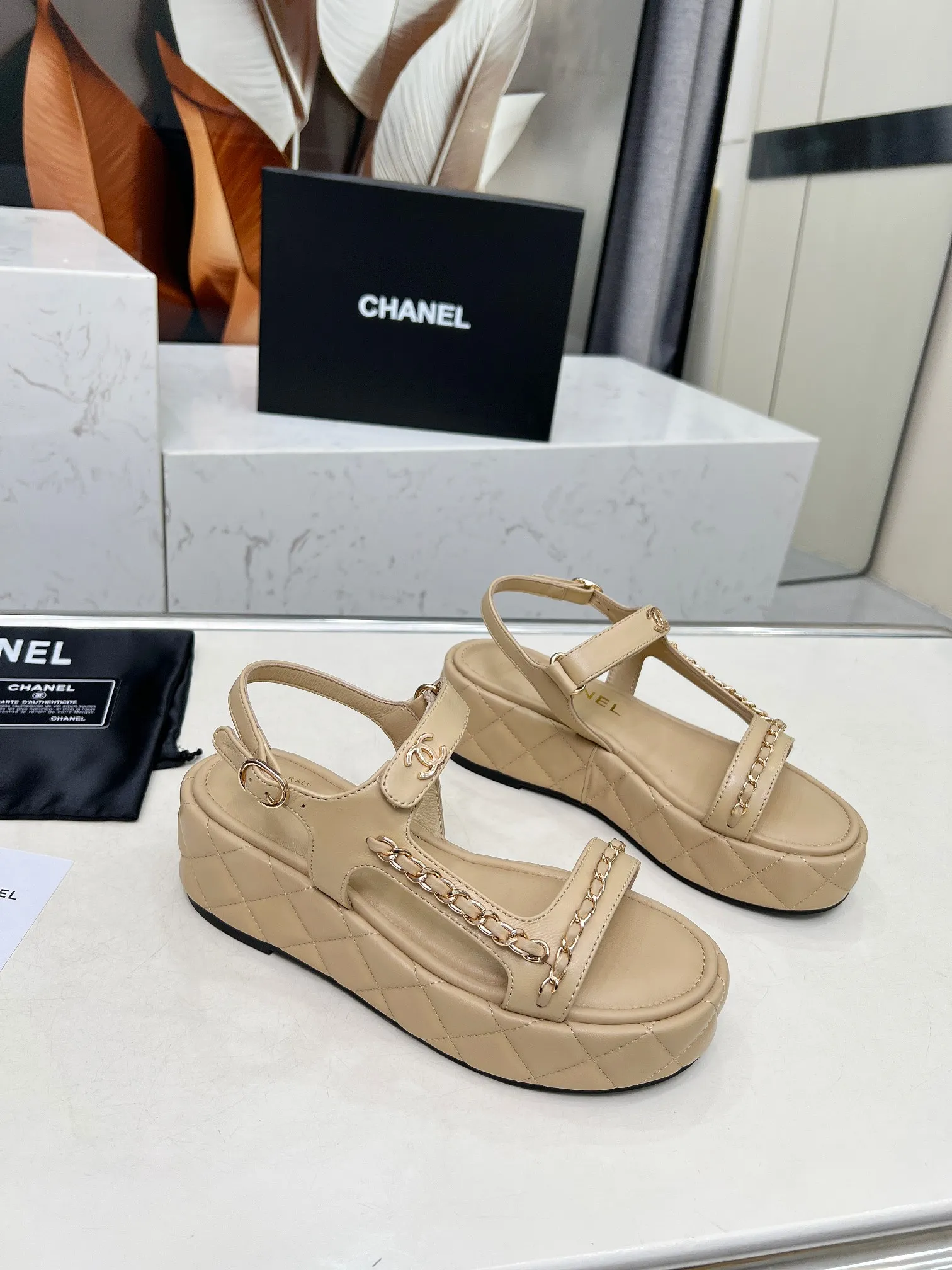💕💕Factory direct selling price p480💕💕 Top version Chanel Chanel - 2025 spring model, top chain sandals in the counter. This classic design; extraordinary love❤️embraces a variety of color matching elements... The diversified mix and match is very beautiful and versatile, very light on the foot, comfortable, super delicate and elegant, and can be used outdoors... ꫛꫀꪝ Go➫ Material: ❶Upper is made of: Original imported sheepskin ❷Inner lining: Original sheepskin lining ❸Outsole based on: Original molded outsole Counter boutique packaging complete set for women 35–40 (customized for 41) Three colors available (black, white, apricot)